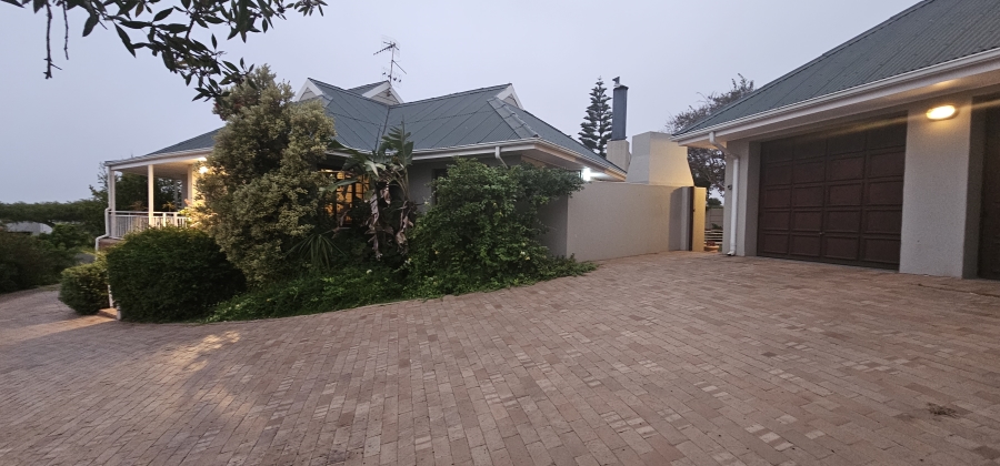 3 Bedroom Property for Sale in Middedorp Western Cape